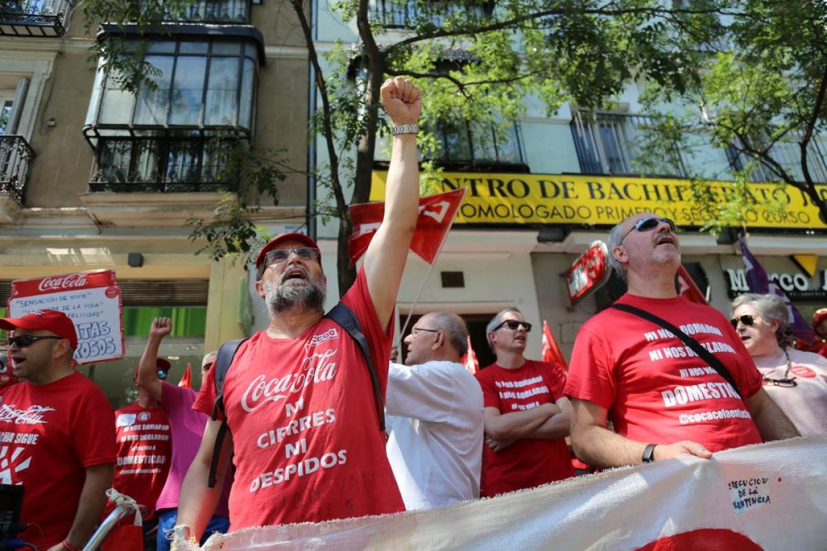 Junio. Concentracin de trabajadores de Coca Cola frente a la sede el PP en Madrid