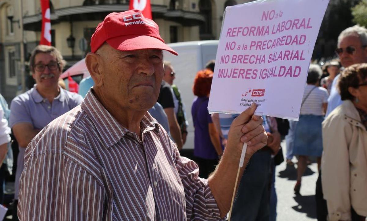 Pensionista en una manifestacin por la pensiones dignas en Madrid