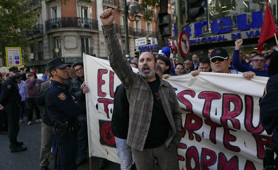 Concentracin en defensa de la EMT frente a la sede del PP en Madrid