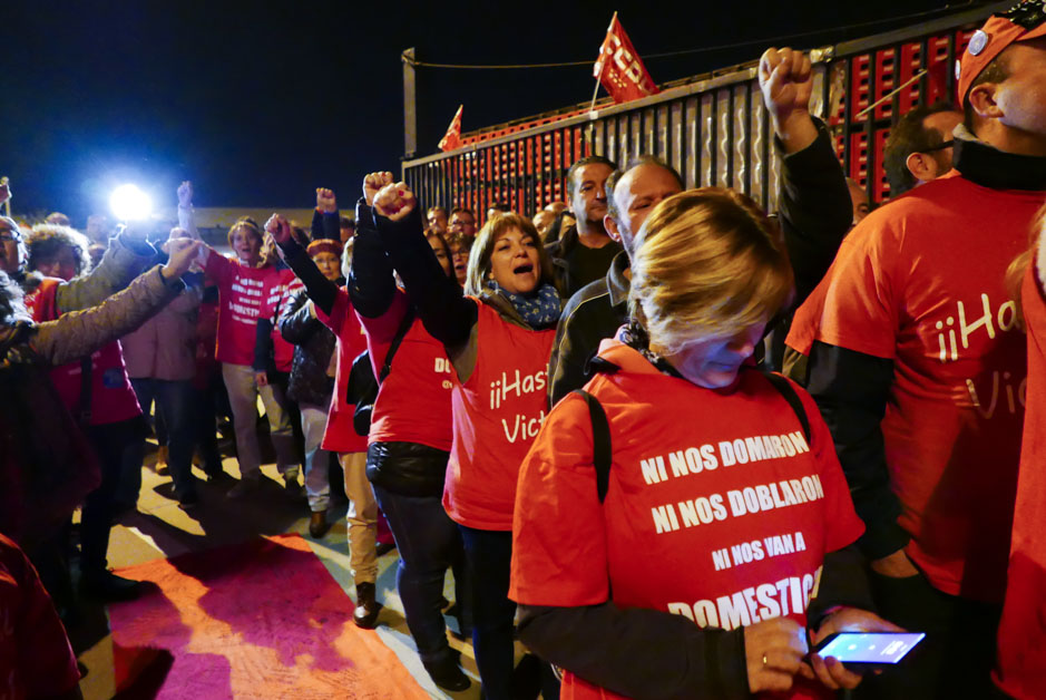 Los trabajadores de Coca Cola entran a trabajar en la fbrica tras ms de un ao de lucha