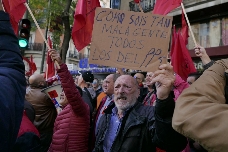 Concentracin en defensa de la EMT frente a la sede del PP en Madrid